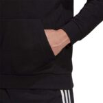 sudadera-adidas-logo-negra-closeup.jpg