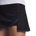 Detalle de la falda Adidas Club Negra