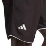 Detalle logo Adidas pantalón corto Club negro