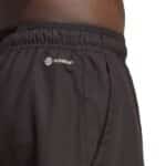 Detalle pantalón corto Adidas Club negro