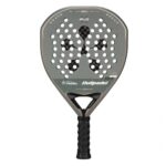 Detalle de la pala XPLO Geo de Bullpadel Premier Padel 2026 Detalle de la pala XPLO Geo de Bullpadel Premier Padel 2026