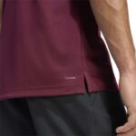Detalle de la Camiseta Adidas Club 3STR Maroon Detalle de la Camiseta Adidas Club 3STR Maroon