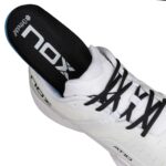Detalle de las Zapatillas NOX AT10 Pro Blancas Detalle de las Zapatillas NOX AT10 Pro Blancas