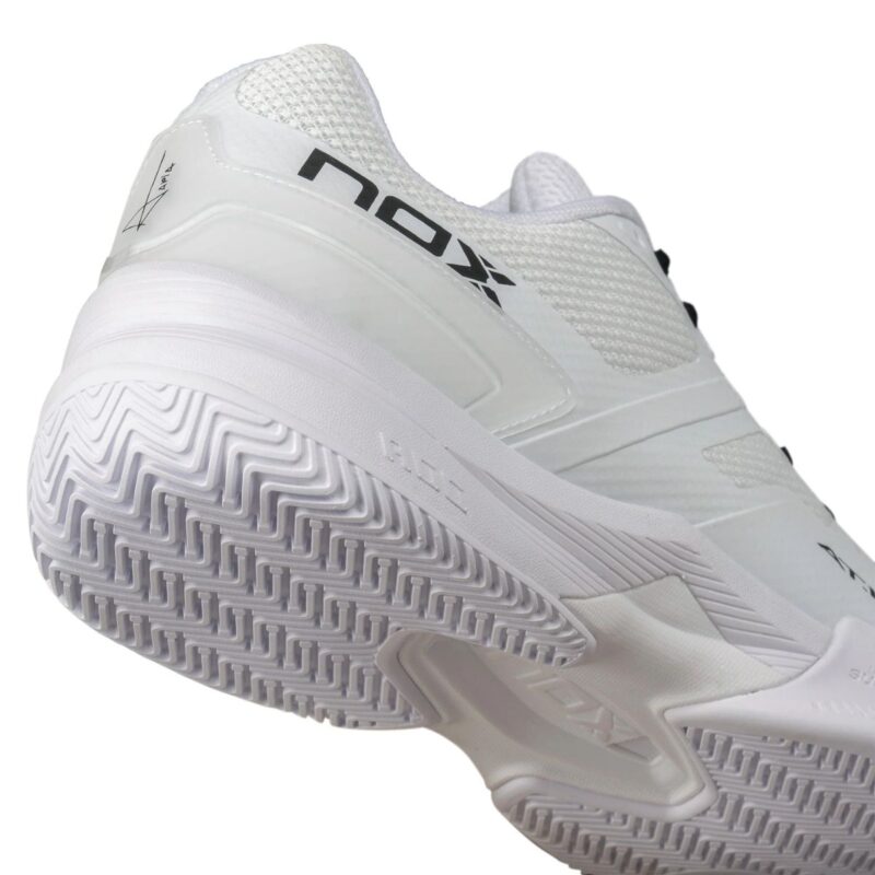 Detalle de las Zapatillas NOX AT10 Pro Blancas